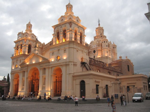 Argentina: Primeiro batizado para filha de um casal gay, na Catedral da Córdoba