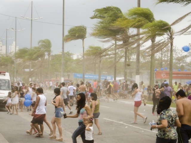 Ventos de 100 km/h atingem litoral de SP e climatoligista diz que é anormal o fato