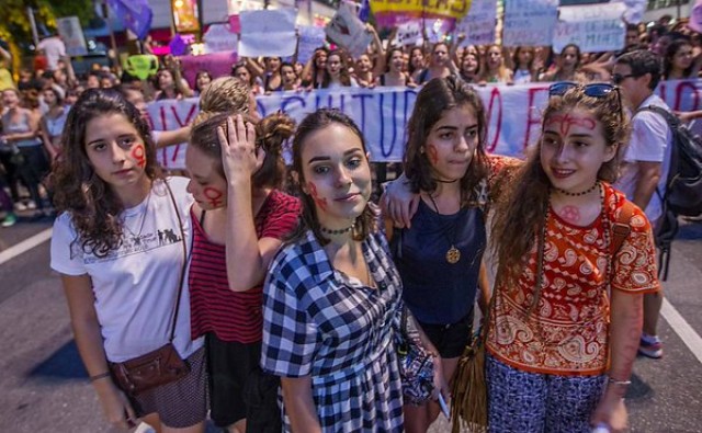 A Sodoma moderna e sua juventude rebelde: Movimento feminista nas escolas, com adolescentes a partir de 14 anos a favor do aborto, das vestes provocantes, como shorts e saias curtas