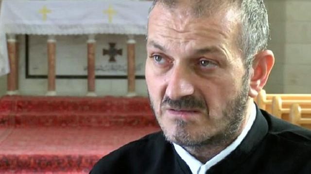 O padre sirio que escapou do Estado Islâmico, ele foi sequestrado e ameaçado de morte. Ele relatou à BBC o que viveu nesse período