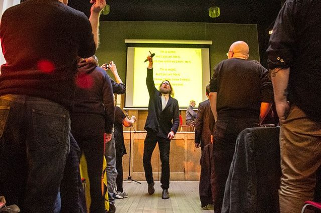 Culto ateu em Londres tem música pop, sacolinha e comunhão com biscoito