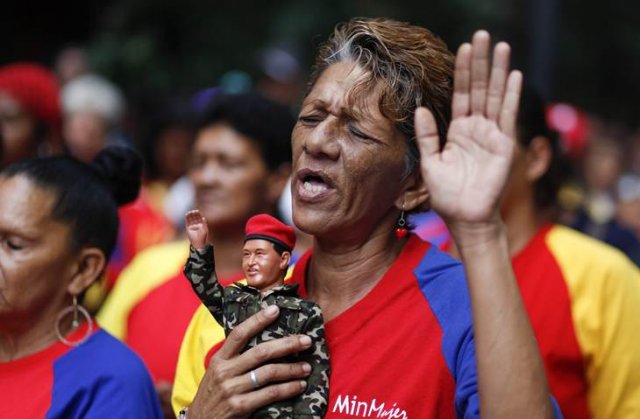 Sinal dos Tempos: Na Venezuela, chavistas mudam Pai Nosso para Chávez nosso