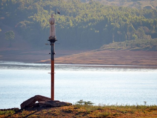 Seca no Lago de Furnas, em MG, revela cidade submersa em 1963