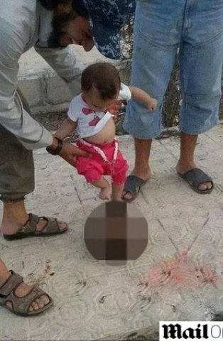 Fim dos Tempos: Extremistas do Estado Islâmico fazem bebê chutar cabeça de soldado decapitado