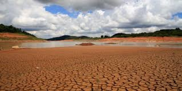 Em abril de 2012, estoque de água era de 76% e, no mês passado, 32,18%. Representantes do ONS vão se reunir em Brasília para debater a crise.