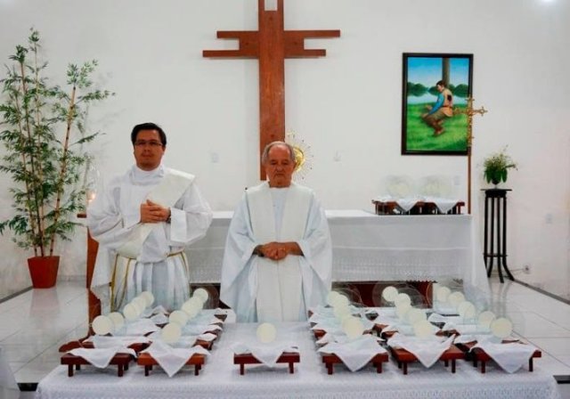 Padre da cidade de Natal RN, teve uma idéia fantástica, permitir que o Santíssimo Sacramento fizesse rolezinho nas casas dos fiéis. Como é que é?