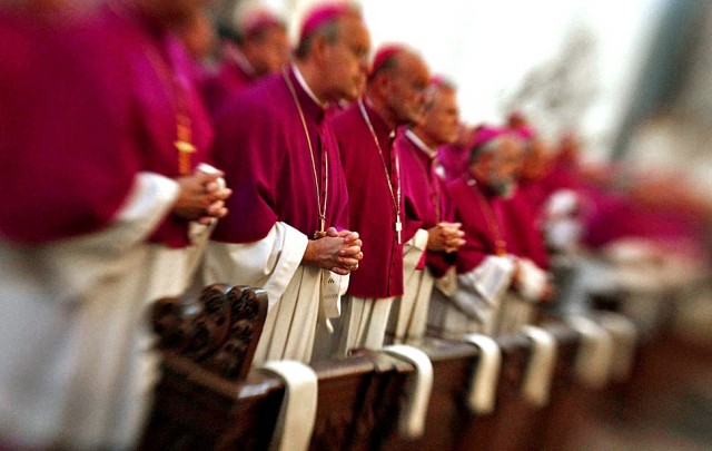 Quando os bispos vão começar afinal a defender os católicos fiéis ao Magistério da Igreja?