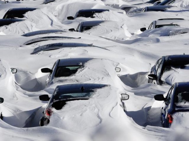 EUA: Nova nevasca provoca caos e governadores declaram estado de emergência.