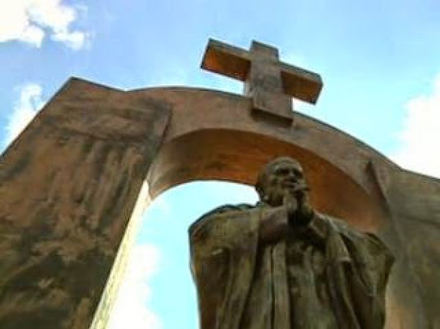 Sinal dos Tempos: Justiça francesa manda retirar estátua do Santo Papa João Paulo II de praça