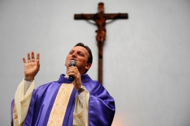 Padres do Fim dos Tempos: Padre é suspeito de ter agredido ex-namorada em Caxias do Sul.