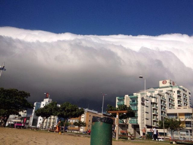 Frente fria com nuvens gigantescas assusta moradores da Grande Vitória ES