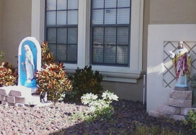 Casal é intimado a retirar estátuas de Jesus e da Virgem Maria de sua casa, por violar código do condomínio nos EUA