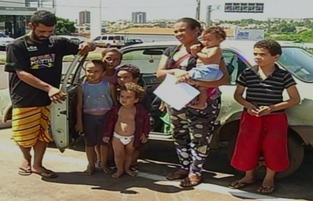 Goiás: Casal com 6 filhos mora há três meses dentro de carro, a gente vai se virando, com Deus e Nossa Senhora diz mãe das crianças