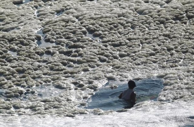 Estão encobrindo a verdade sobre o aparecimento de espuma nas praias do RJ?