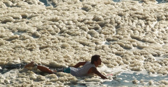 Rio de Janeiro: Espuma escura que se espalha pelo mar assusta banhistas