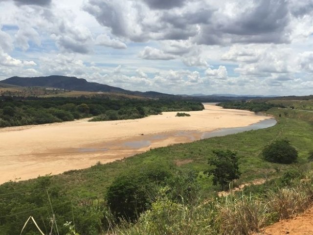Maior rio do Espírito Santo vira estrada com seca, a água deu lugar a longas faixas de areia