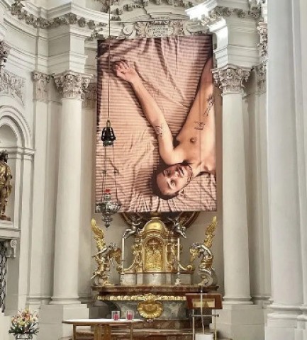 A rebelião final contra Deus continua: Bispo na Áustria instalou 