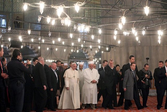 Oração e adoração numa mesquita? Papa Francisco, mas por que faz essas coisas?