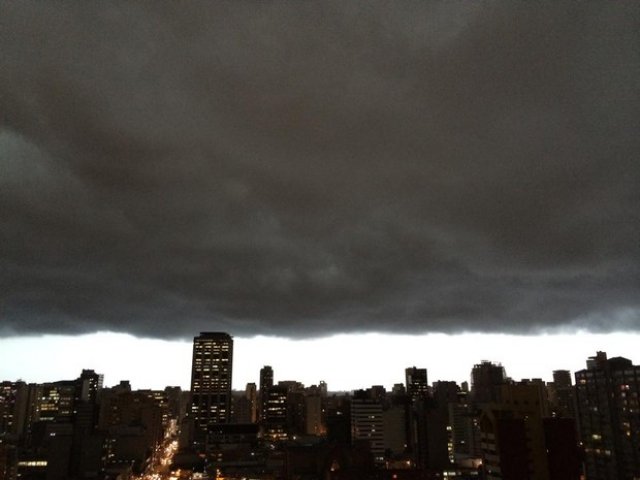 Tempestade com 120 raios em 30 minutos atinge Curitiba, no Paraná