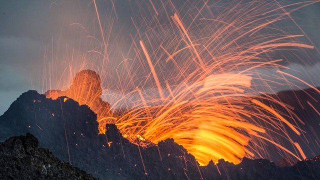 Vulcões em recente erupção: Etna, na Itália, tem erupção espetacular, Colima no México outra erupção explosiva e Piton de la Fournaise entra em erupção em ilha francesa