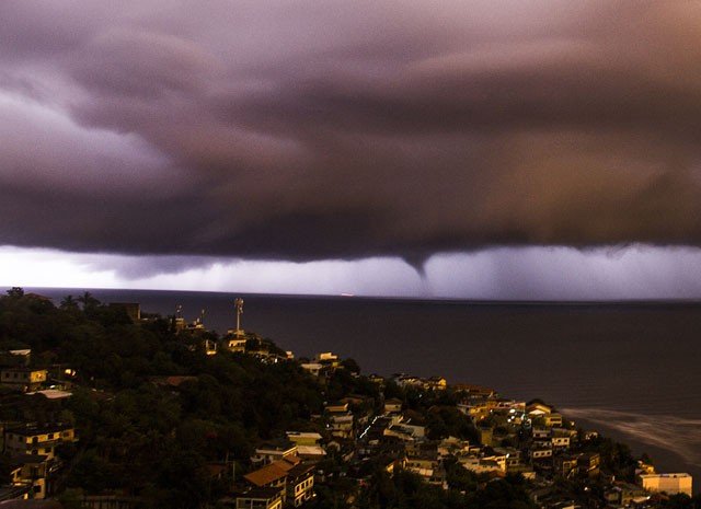 Fotógrafo registra fenômeno em tempestade, nuvem funil no Rio de Janeiro