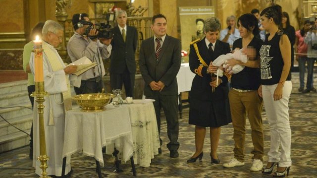 Argentina: Casal de Lésbicas que batizou filha, agora quer se casar na igreja