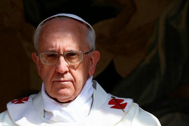 Francisco aconselha bispo a tomar medidas severas contra padres que não dão Comunhão na mão