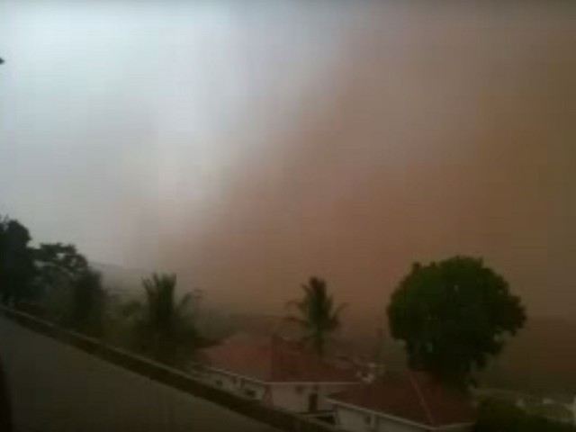 Tempestade de areia deixa o céu avermelhado, com trovoadas e fortes rajadas de vento, assustando moradores de cidades de Goiás