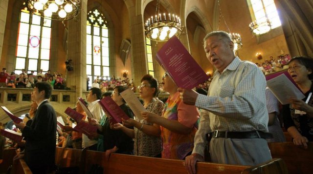 Cristãos na China cantam chorando ao ver a Cruz de sua Igreja ser removida