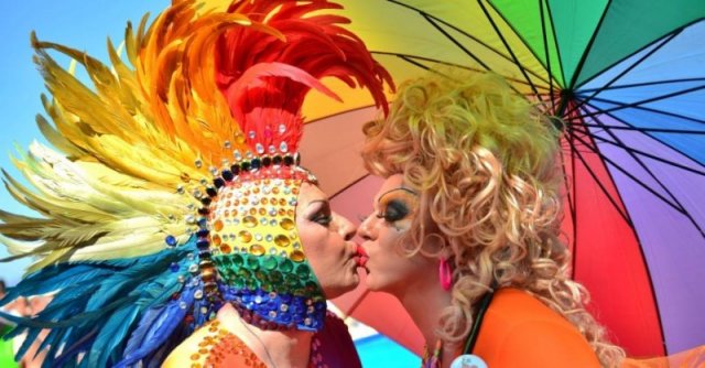 São Paulo, a grande Sodoma moderna: Homossexuais zombam e fazem sarcasmo de Jesus Crucificado, durante a parada gay