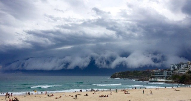 Nuvem parecida com tsunami impressiona australianos: