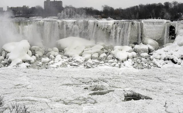 Parece filme de ficção cientifica: Frio congela Cataratas do Niágara, entre Estados Unidos e Canadá