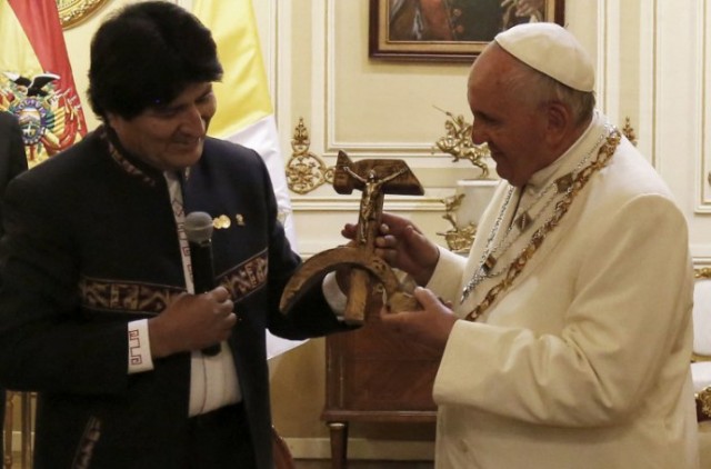 Francisco recebe de presente do Presidente da Bolívia uma grande profanação, um crucifixo com foice e o martelo, simbolo do comunismo ateu