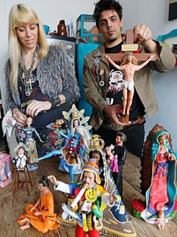 Exposição com boneca Barbie vestida como Virgem de Guadalupe e boneco Ken como Jesus crucificado é suspensa na Argentina