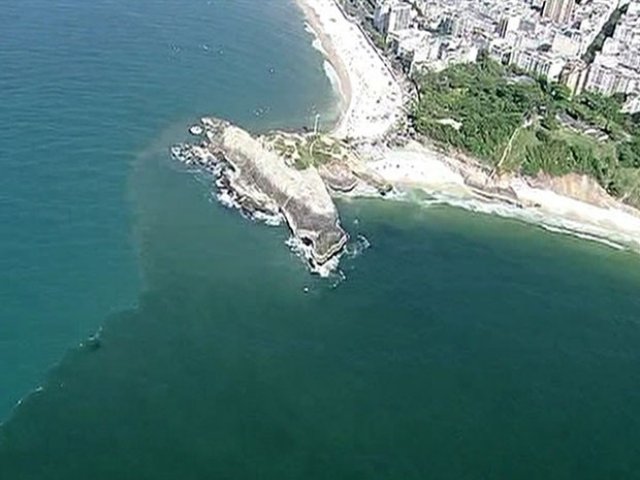 Mais uma mancha escura aparece no mar, vista no litoral do Rio de Janeiro