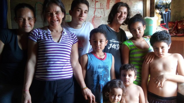 Apelo para conseguir mais 10 corações caridosos e misericordiosos, que possam adotar 10 familias carentes necessitadas, na cidade de Porto Alegre RS