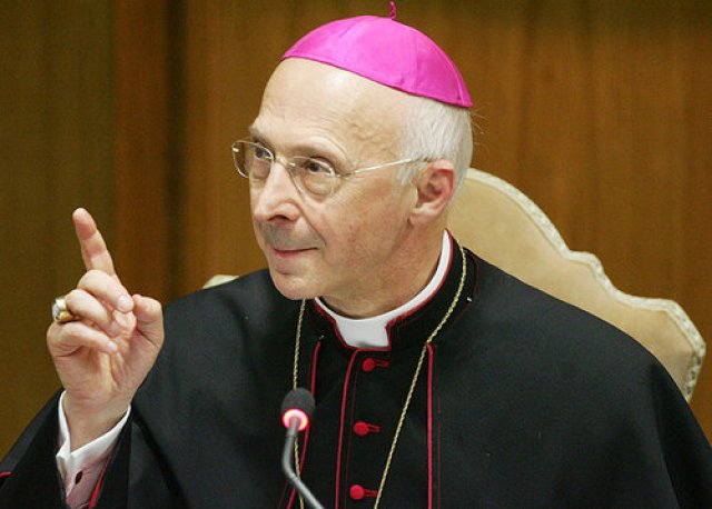 Cardeal Angelo Bagnasco compara gays na Igreja a Cavalo de Troia, devido a eventuais aberturas da Igreja Católica a homossexuais.