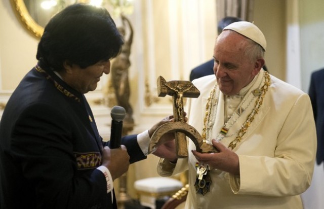 Francisco revolucionário, leva crucifixo com a foice e martelo comunista, que recebeu de presente para Vaticano, ainda diz: Para mim não foi uma ofensa