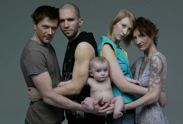 O Avanço de Sodoma: Na Inglaterra, casal gay terá três filhos com três barrigas de aluguel diferentes