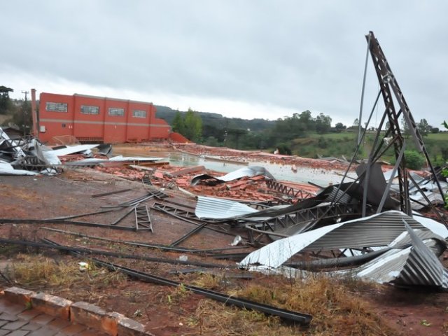 Clima Extremo: Temporal de 10 minutos destrói ginásio em Tapejara RS