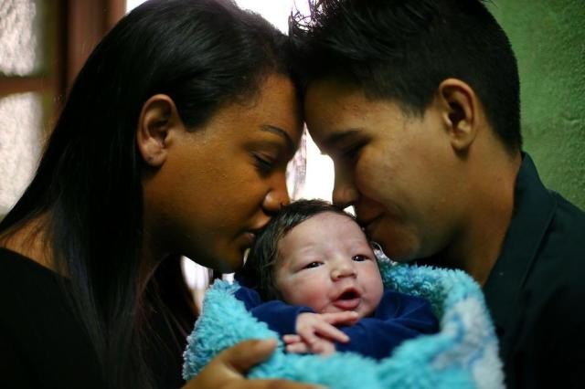 Fim dos Tempos: Casal de transgêneros dá à luz um filho em Porto Alegre