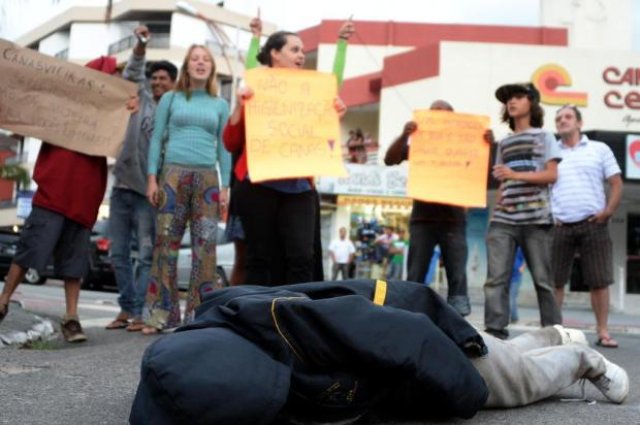  Protestos contra mendigos continuam em famosa praia de Florianópolis