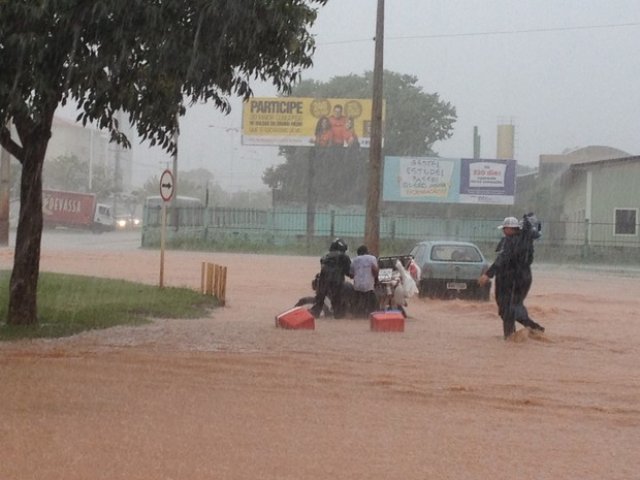 Chuva inunda ruas, arrasta carros e provoca caos na capital do Tocantins