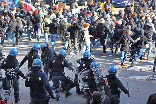 Caos nas ruas da Itália: Estudantes, desempregados e trabalhadores em protesto