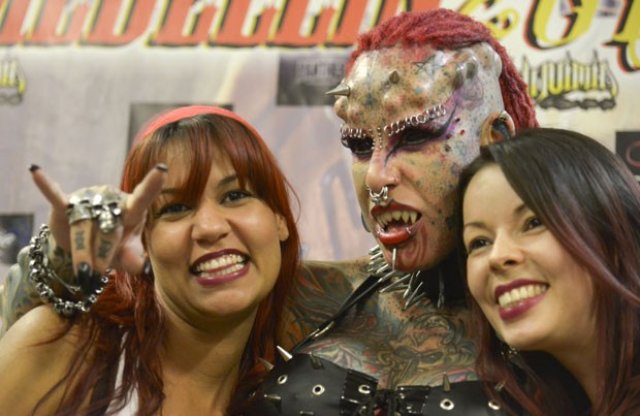 Sinal dos Tempos: Novamente a Mulher Vampiro impressiona em feira de tatuagem na Colômbia