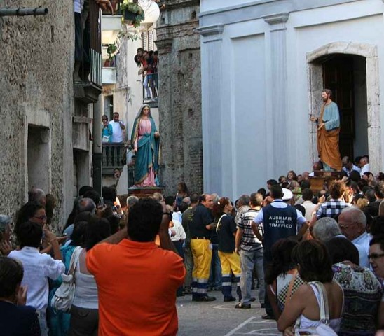 Itália: Muçulmanos molestam e insultam procissão de Nossa Senhora