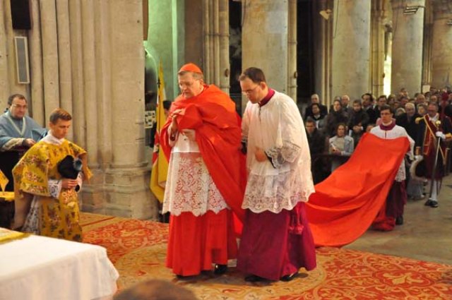 O Cardeal Burke impedido de celebrar a Missa Tridentina pelo abade primaz dos Agostinianos. Ou seja, proibida a Santa Missa que mantém o máximo respeito
