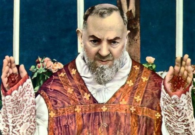 Por que o Padre Pio apanhava do demônio? Regularmente Satanás o visitava a fim de corromper a sua alma e a sua fé