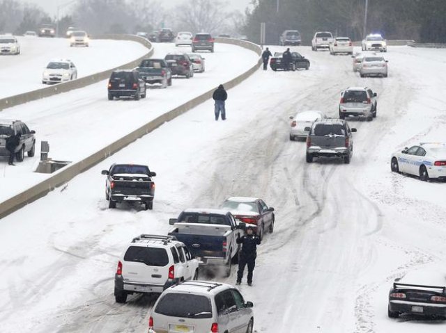EUA: Tempestade de neve mata ao menos 20 antes de seguir rumo ao noroeste