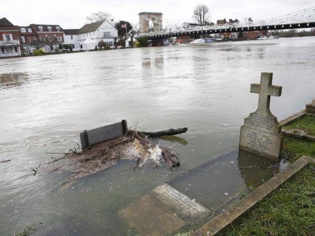 Inglaterra em Emergência: Cidades inundadas e nevascas ao sul e oeste do País